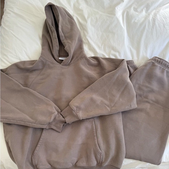 Aritzia Taupe Sweatfleece Set: Raglan Sweatshirt  & Sweatpants - Picture 2 of 10